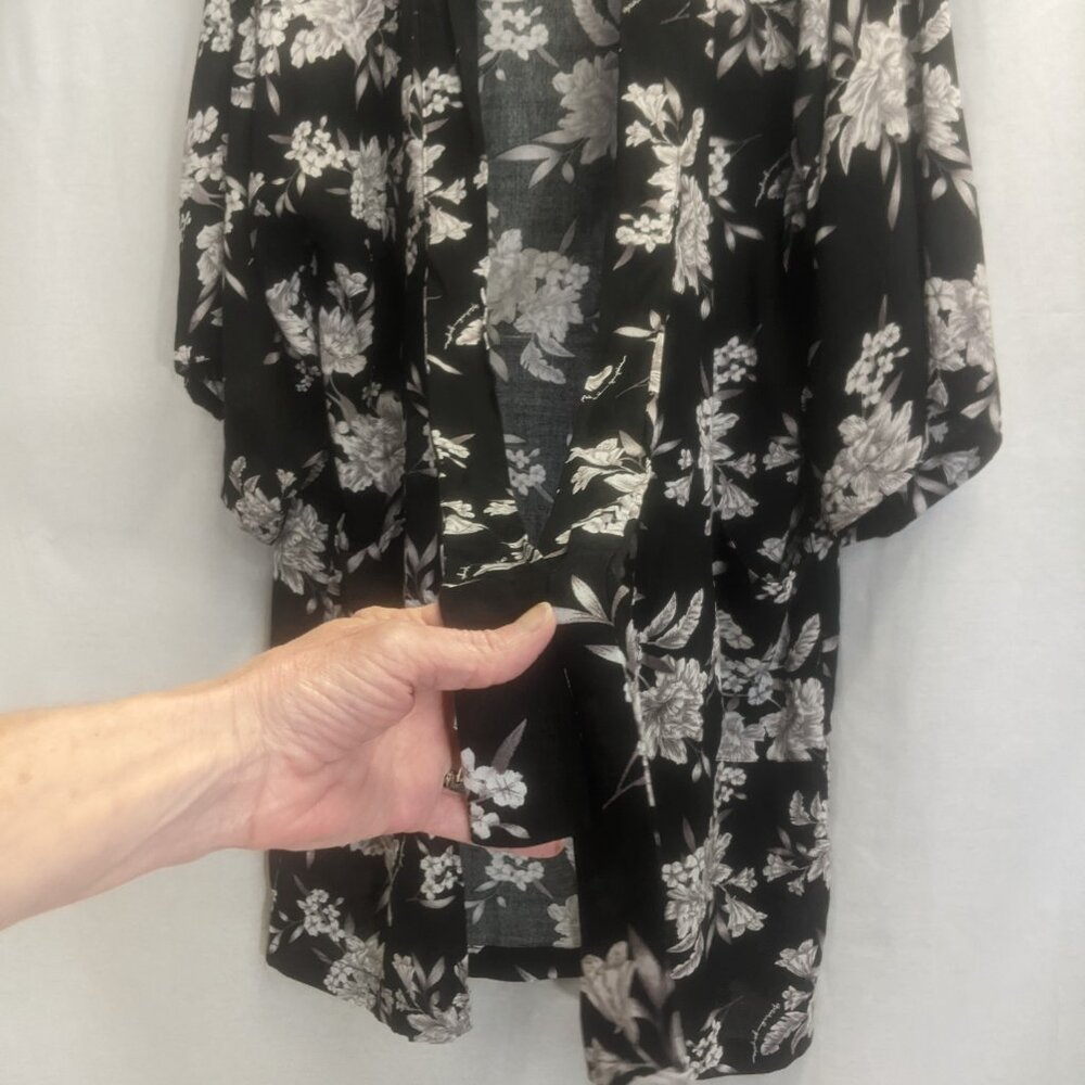 Spiritual Gangster *One Size Maya Kimono in Black Floral - Picture 9 of 16